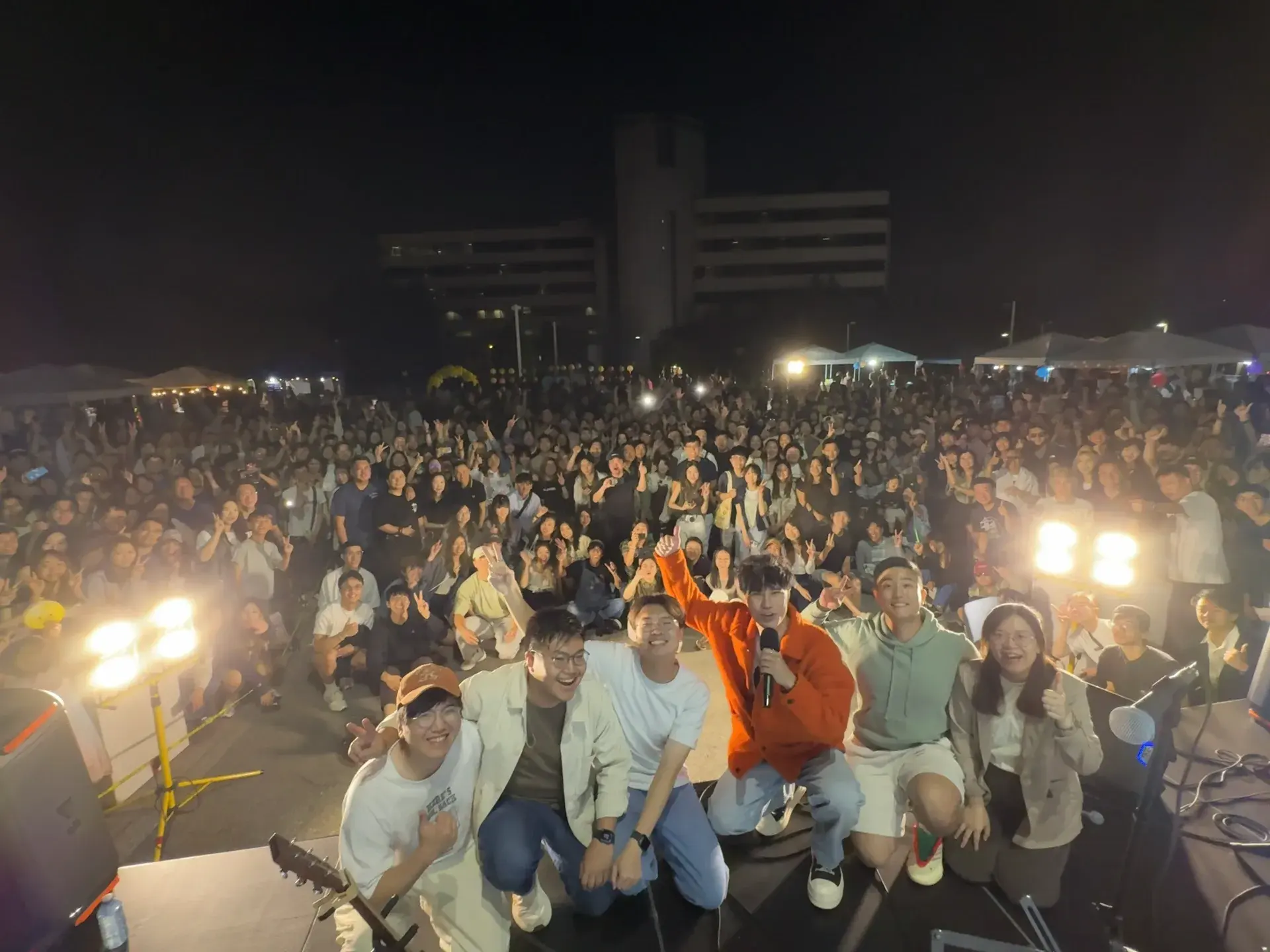 大笪地中秋市集現場——歌手布志綸與街坊合照